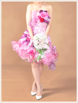 お色直し・カラードレス　ミニ丈のカラードレスで元気でかわいい花嫁スタイルに。